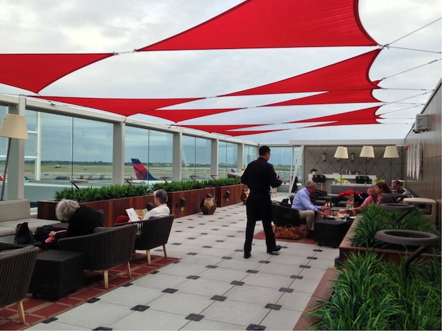 Lounge thumbnail 1