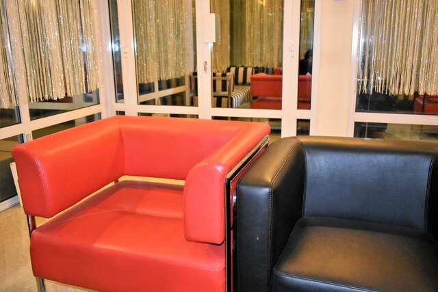 Lounge thumbnail 4
